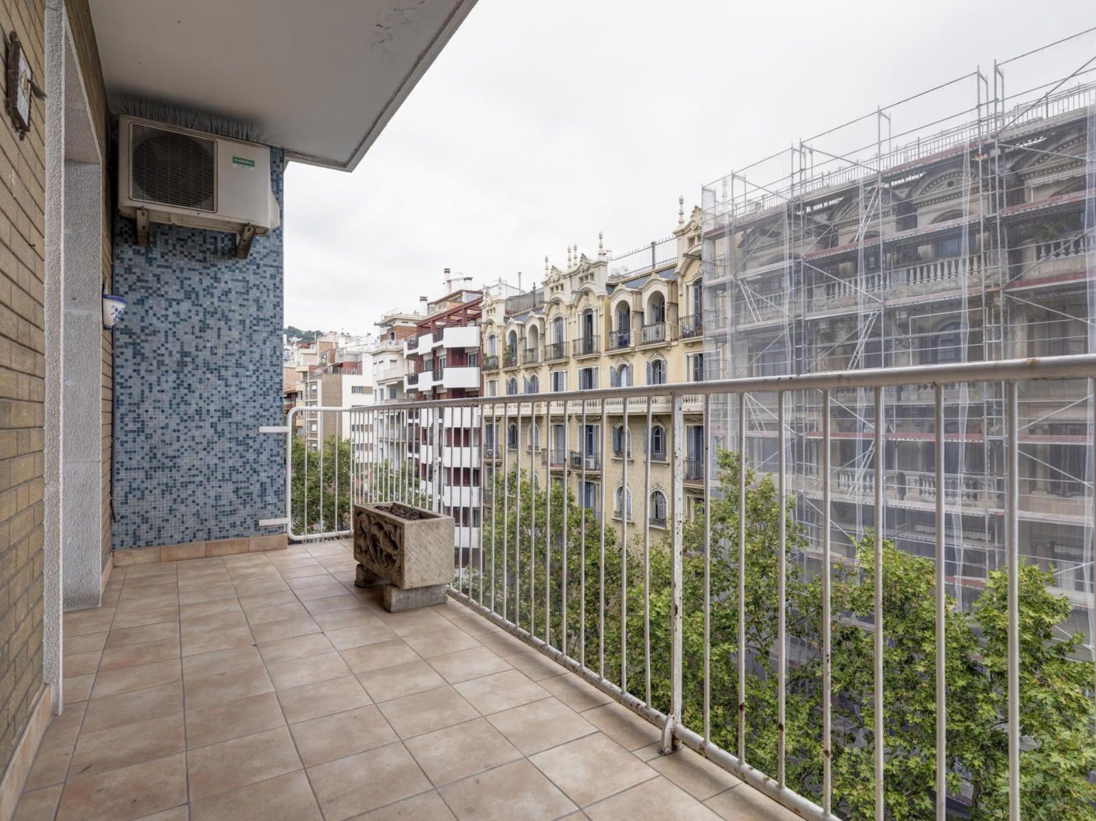 Fantástico piso exterior con terraza en Av. República Argentina- A reformar - Foto 6