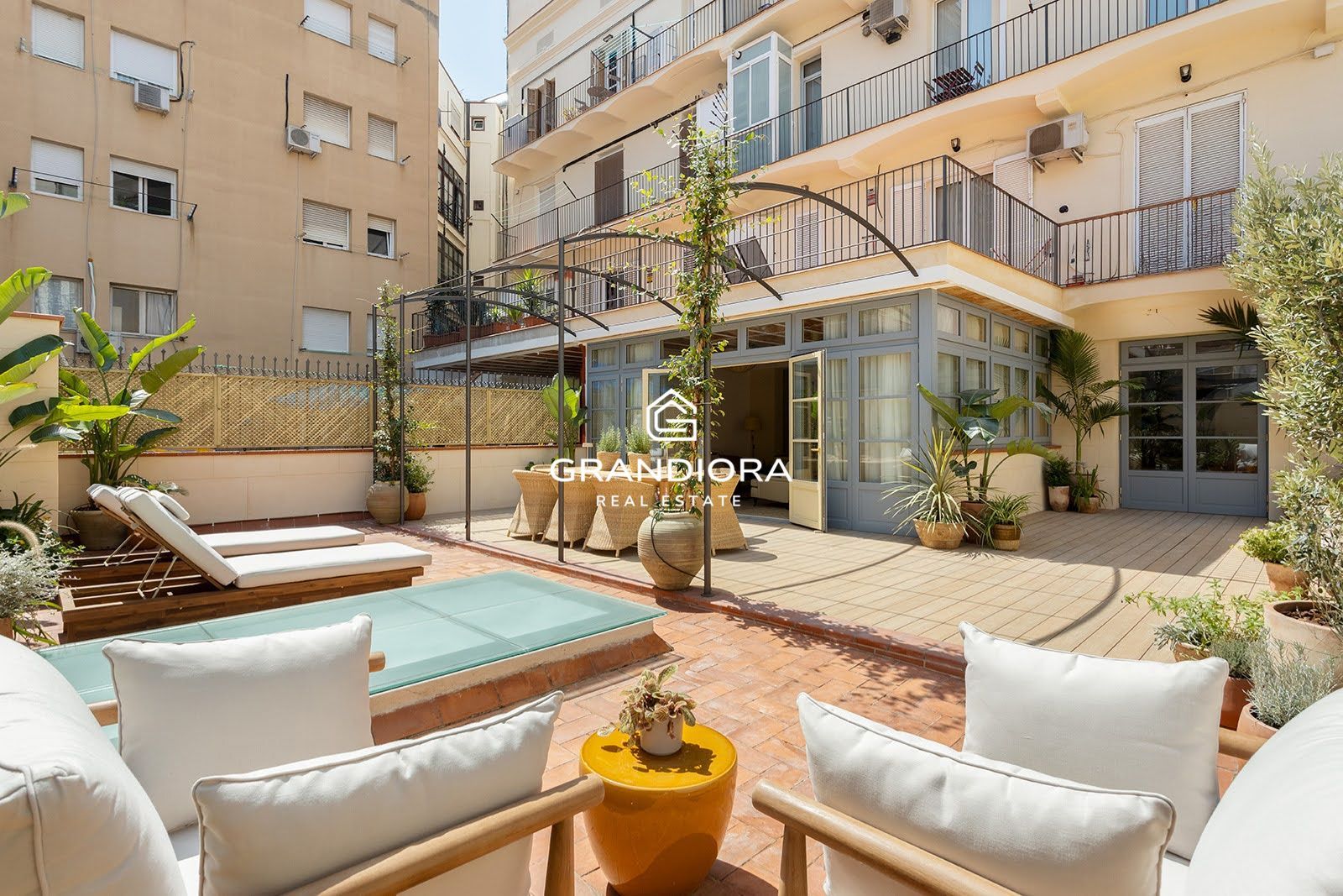 PASSEIG SANT JOAN. Reformado con gran terraza privada. - Imagen 1