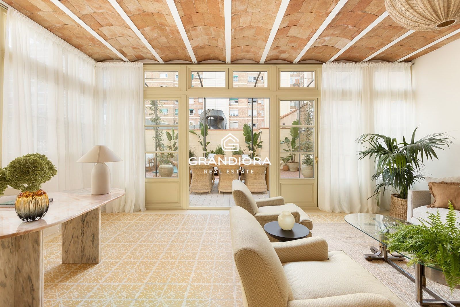 PASSEIG SANT JOAN. Reformado con gran terraza privada. - Imagen 11