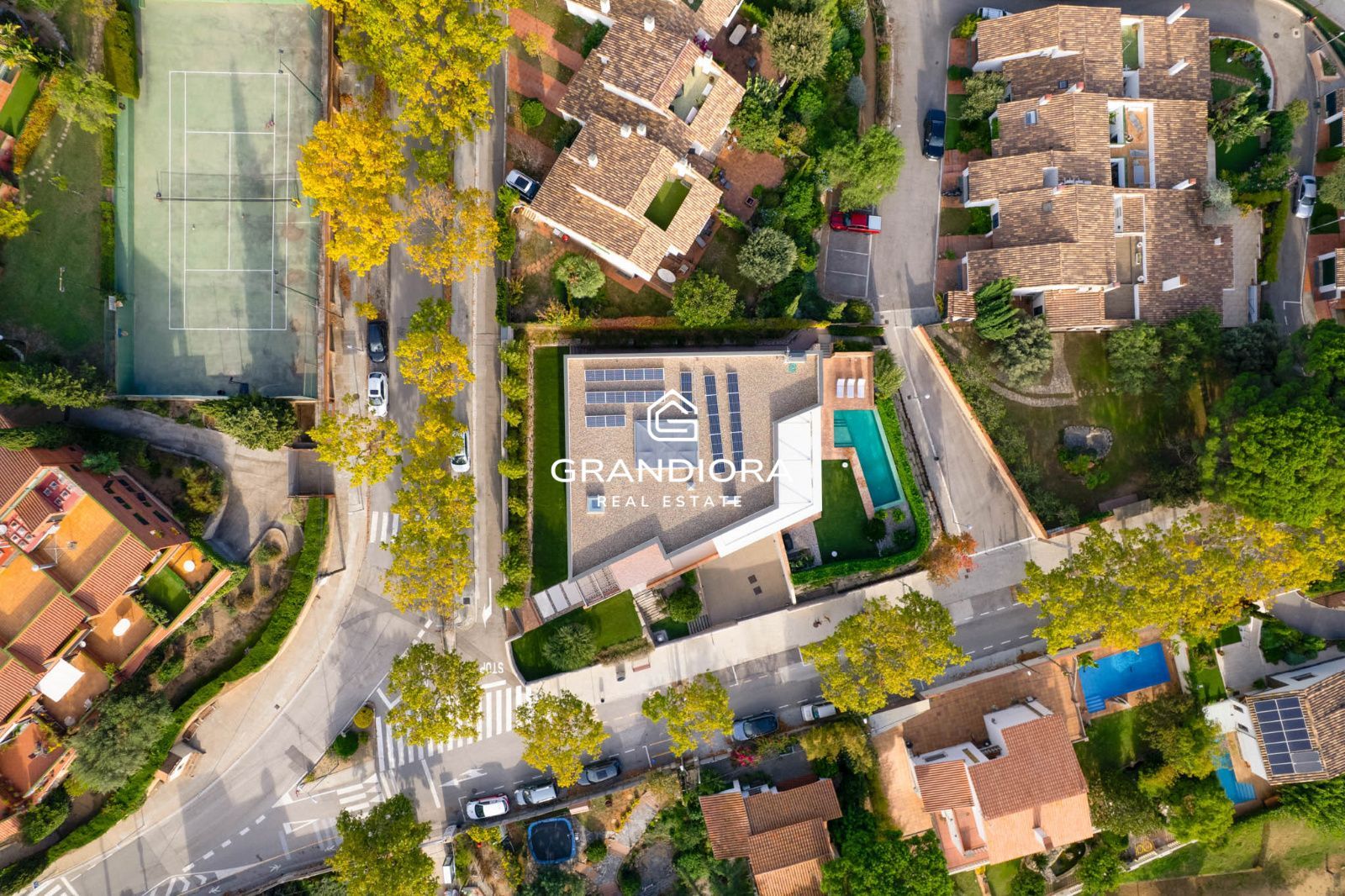 Descubre este espectacular chalet de 775 m², ubicado en el encantador pueblo de Alella, una de las zonas más deseadas de la costa catalana. - Imagen 2