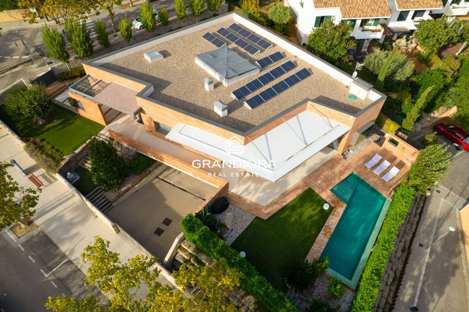 Descubre este espectacular chalet de 775 m², ubicado en el encantador pueblo de Alella, una de las zonas más deseadas de la costa catalana. - Imagen 3