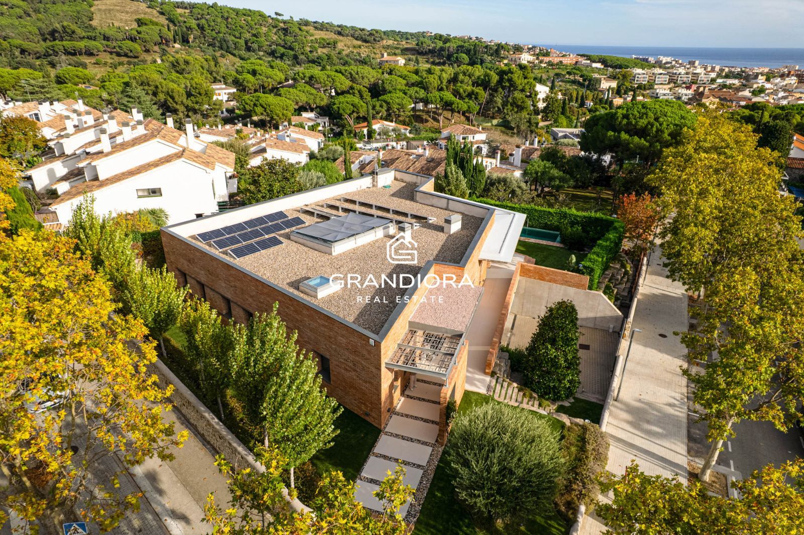 Descubre este espectacular chalet de 775 m², ubicado en el encantador pueblo de Alella, una de las zonas más deseadas de la costa catalana. - Imagen 4