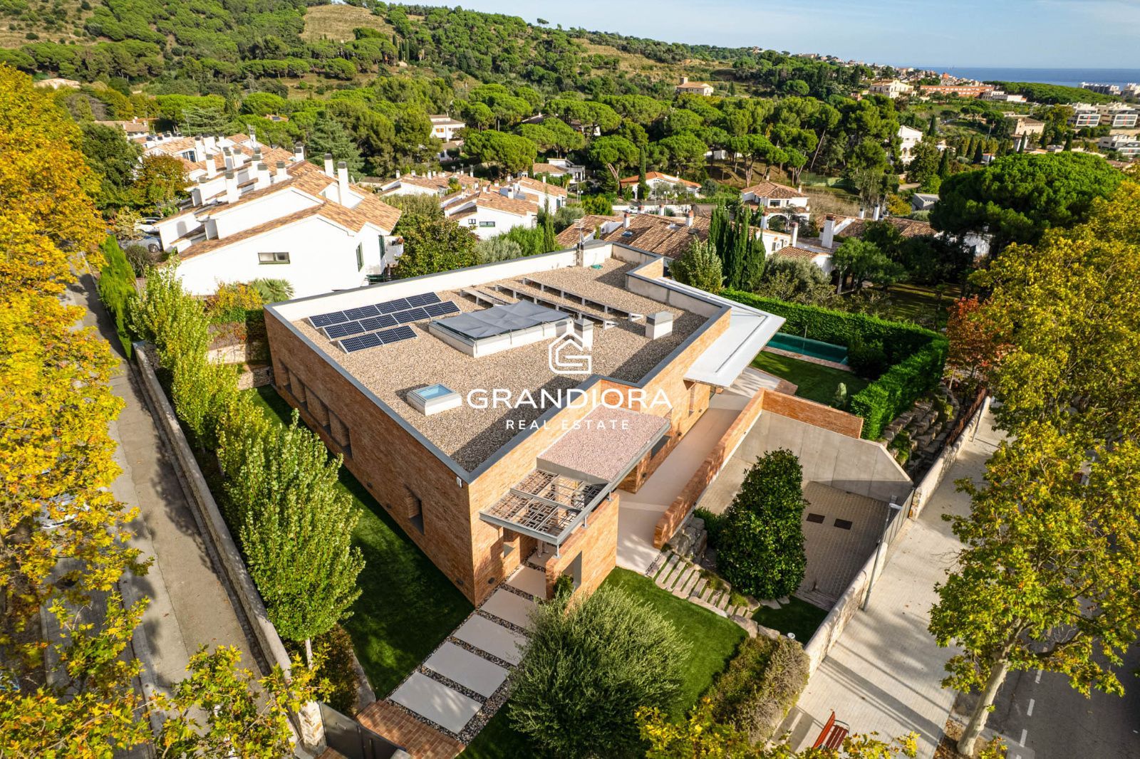 Descubre este espectacular chalet de 775 m², ubicado en el encantador pueblo de Alella, una de las zonas más deseadas de la costa catalana. - Imagen 5