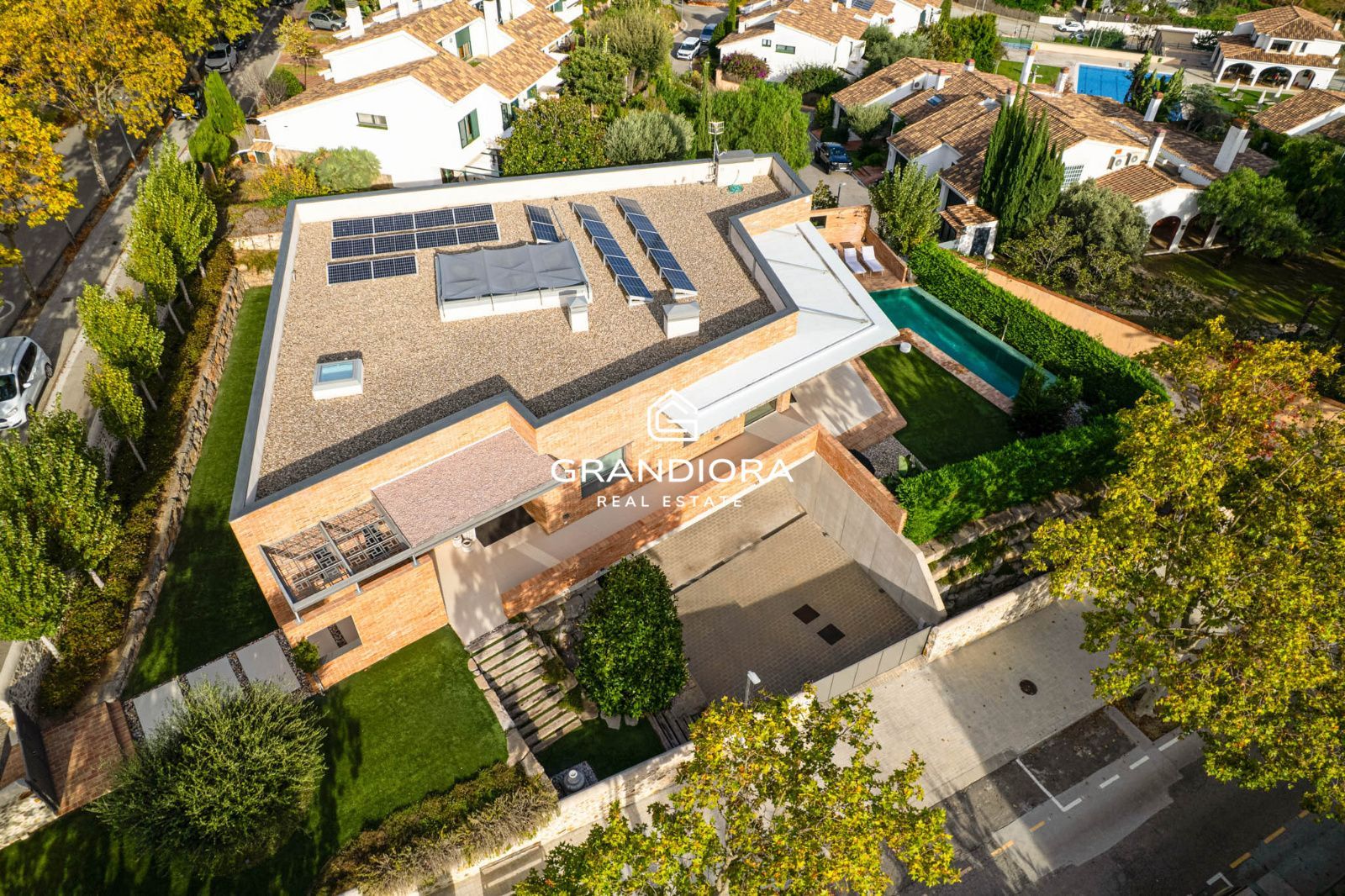 Descubre este espectacular chalet de 775 m², ubicado en el encantador pueblo de Alella, una de las zonas más deseadas de la costa catalana. - Imagen 6
