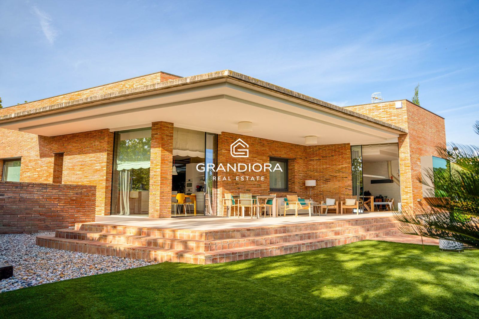 Descubre este espectacular chalet de 775 m², ubicado en el encantador pueblo de Alella, una de las zonas más deseadas de la costa catalana. - Imagen 1