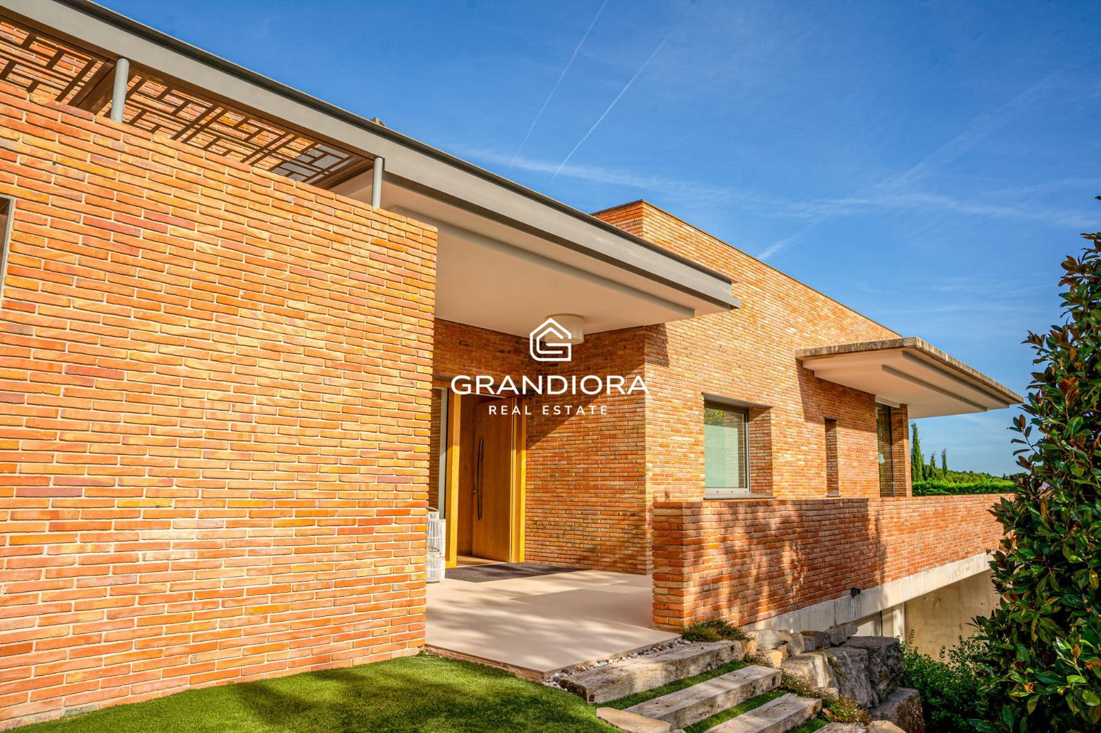 Descubre este espectacular chalet de 775 m², ubicado en el encantador pueblo de Alella, una de las zonas más deseadas de la costa catalana. - Imagen 14