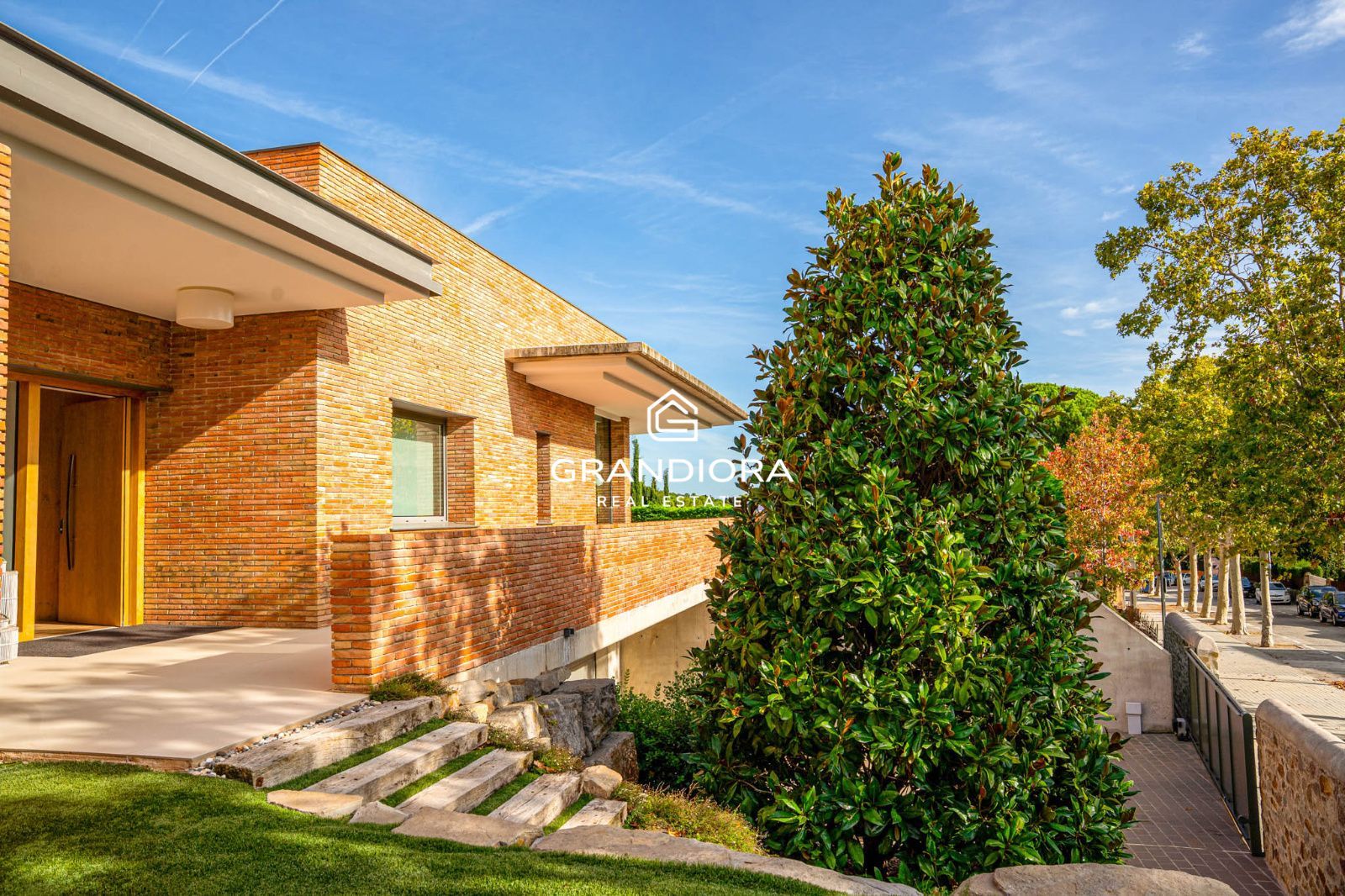 Descubre este espectacular chalet de 775 m², ubicado en el encantador pueblo de Alella, una de las zonas más deseadas de la costa catalana. - Imagen 15