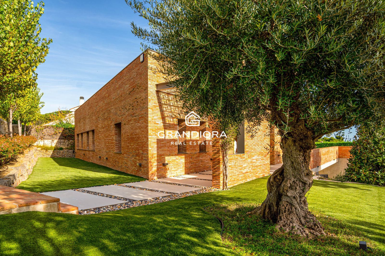 Descubre este espectacular chalet de 775 m², ubicado en el encantador pueblo de Alella, una de las zonas más deseadas de la costa catalana. - Imagen 16