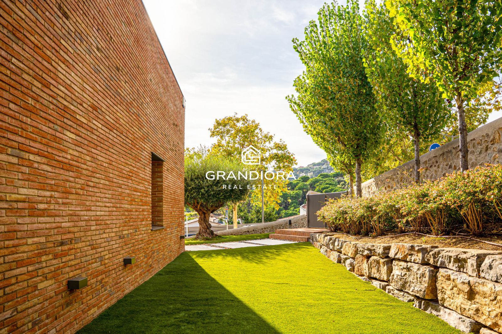 Descubre este espectacular chalet de 775 m², ubicado en el encantador pueblo de Alella, una de las zonas más deseadas de la costa catalana. - Imagen 18
