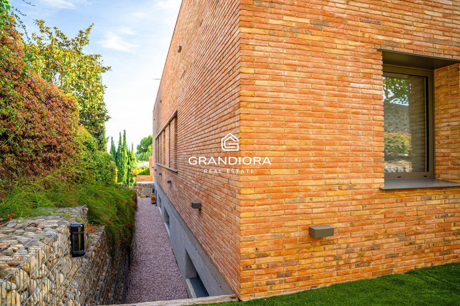 Descubre este espectacular chalet de 775 m², ubicado en el encantador pueblo de Alella, una de las zonas más deseadas de la costa catalana. - Imagen 19