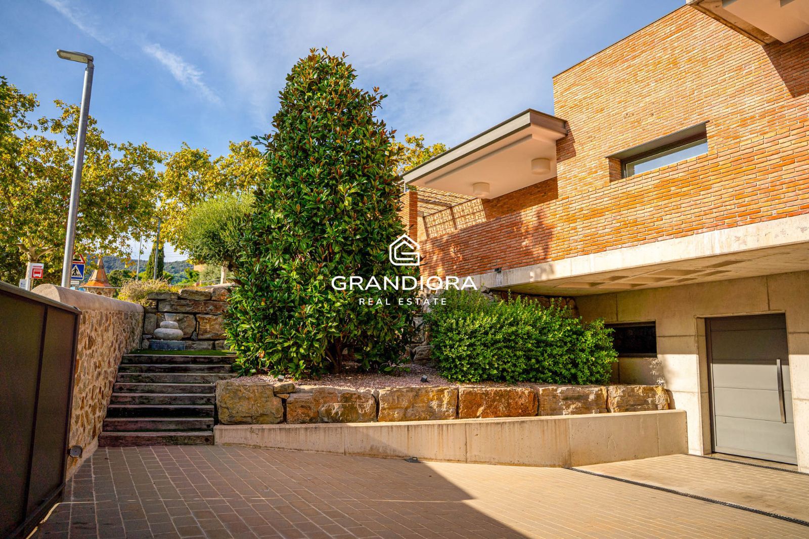 Descubre este espectacular chalet de 775 m², ubicado en el encantador pueblo de Alella, una de las zonas más deseadas de la costa catalana. - Imagen 22