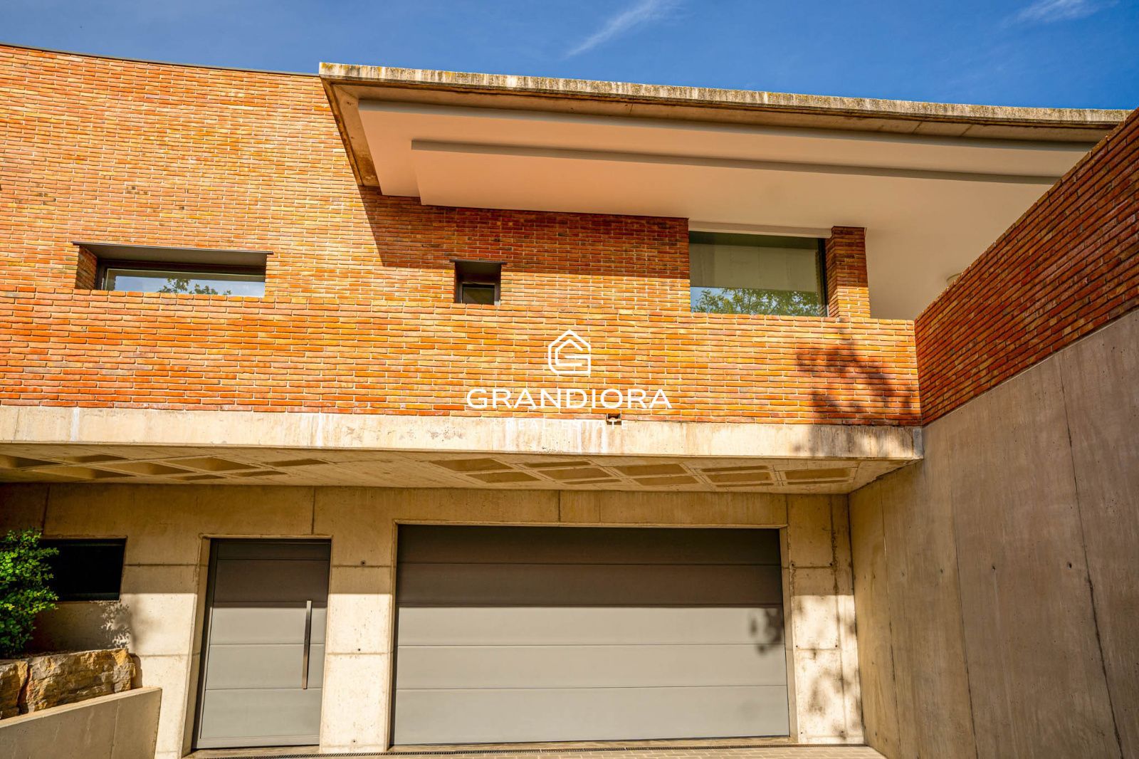 Descubre este espectacular chalet de 775 m², ubicado en el encantador pueblo de Alella, una de las zonas más deseadas de la costa catalana. - Imagen 23