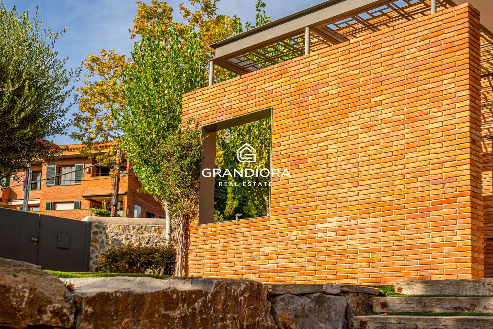 Descubre este espectacular chalet de 775 m², ubicado en el encantador pueblo de Alella, una de las zonas más deseadas de la costa catalana. - Imagen 24