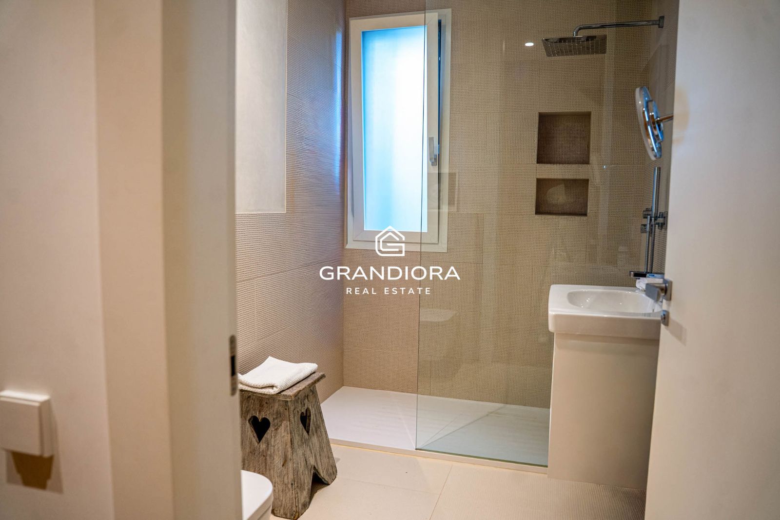 Descubre este espectacular chalet de 775 m², ubicado en el encantador pueblo de Alella, una de las zonas más deseadas de la costa catalana. - Imagen 30