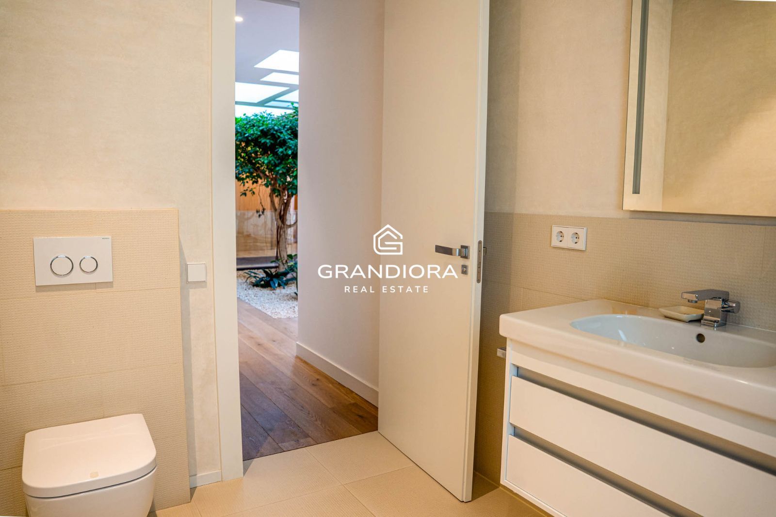 Descubre este espectacular chalet de 775 m², ubicado en el encantador pueblo de Alella, una de las zonas más deseadas de la costa catalana. - Imagen 36