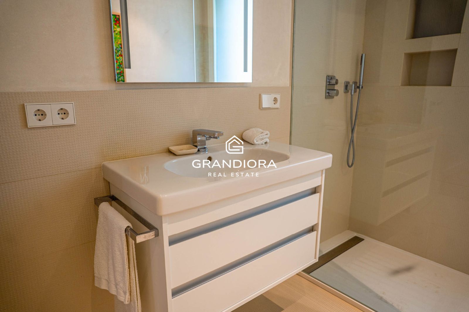Descubre este espectacular chalet de 775 m², ubicado en el encantador pueblo de Alella, una de las zonas más deseadas de la costa catalana. - Imagen 37