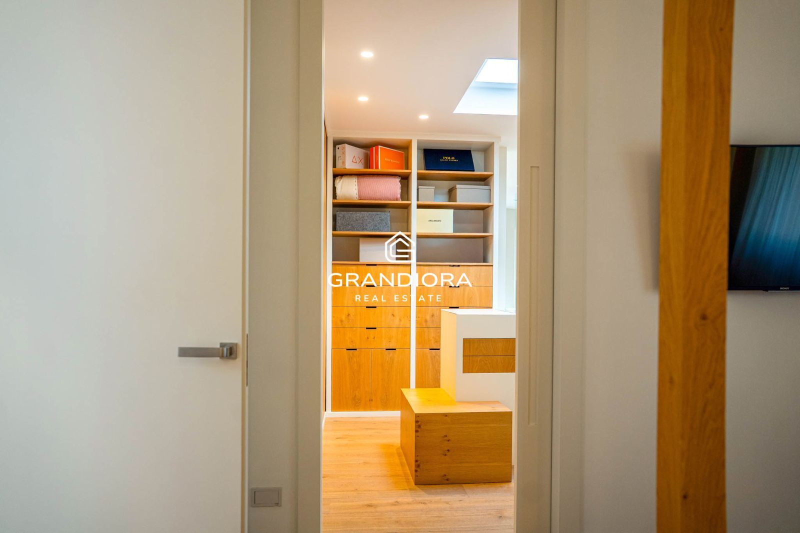 Descubre este espectacular chalet de 775 m², ubicado en el encantador pueblo de Alella, una de las zonas más deseadas de la costa catalana. - Imagen 41