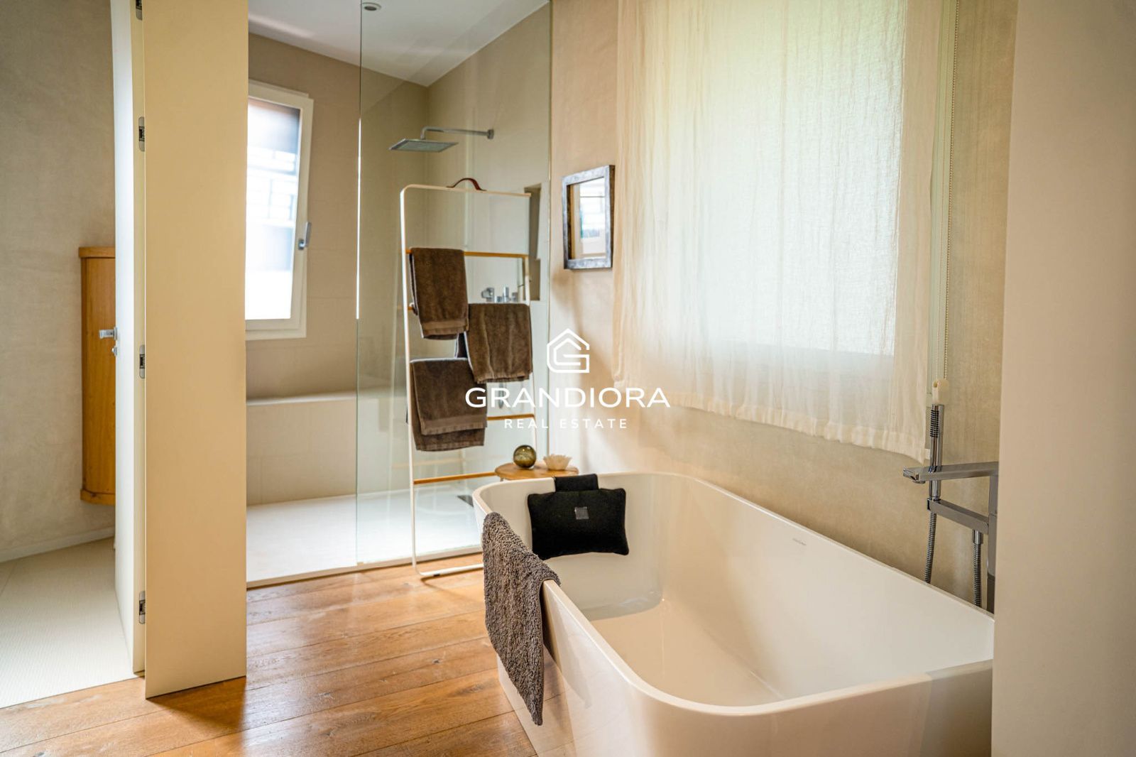 Descubre este espectacular chalet de 775 m², ubicado en el encantador pueblo de Alella, una de las zonas más deseadas de la costa catalana. - Imagen 46