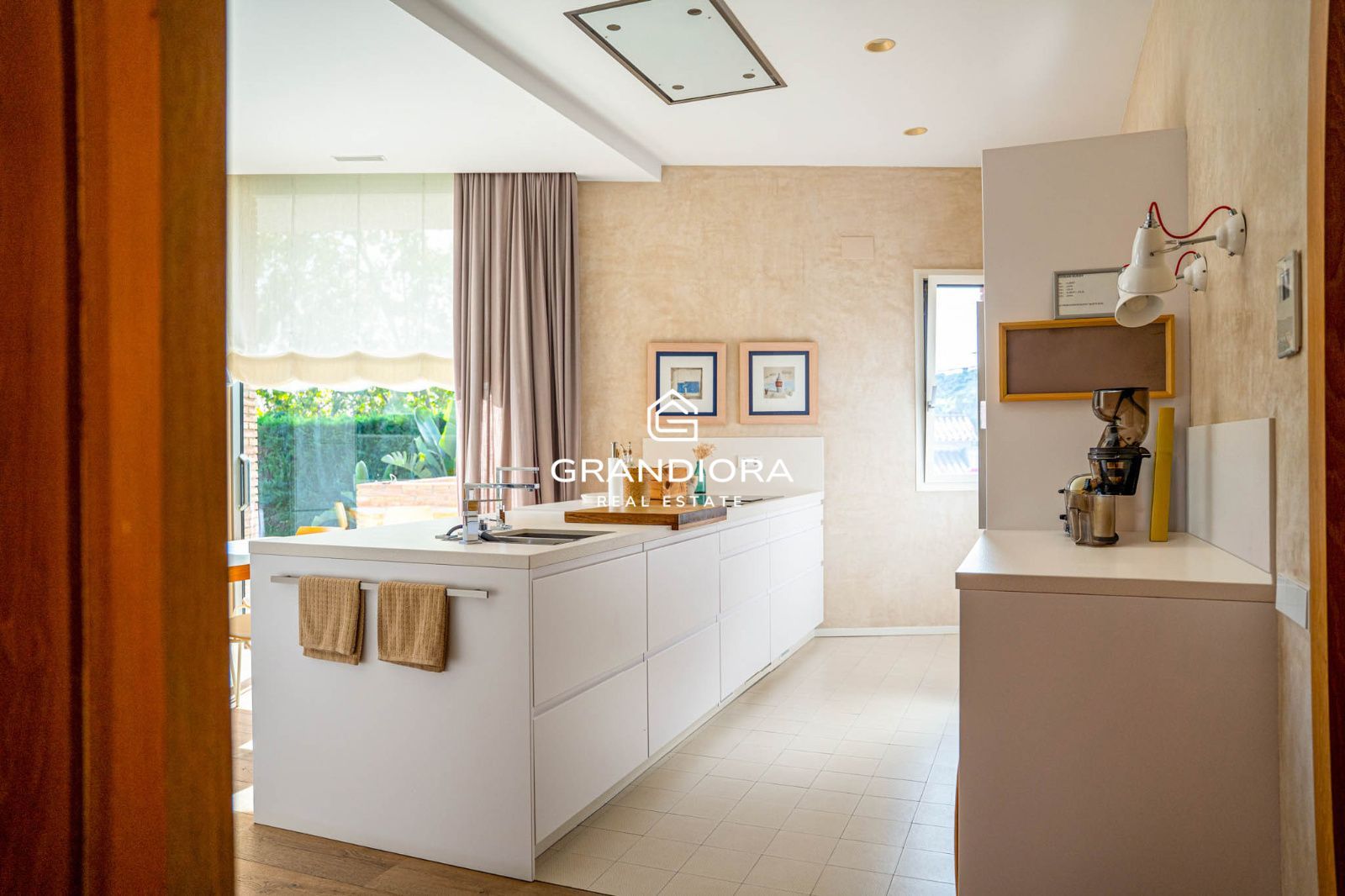 Descubre este espectacular chalet de 775 m², ubicado en el encantador pueblo de Alella, una de las zonas más deseadas de la costa catalana. - Imagen 56
