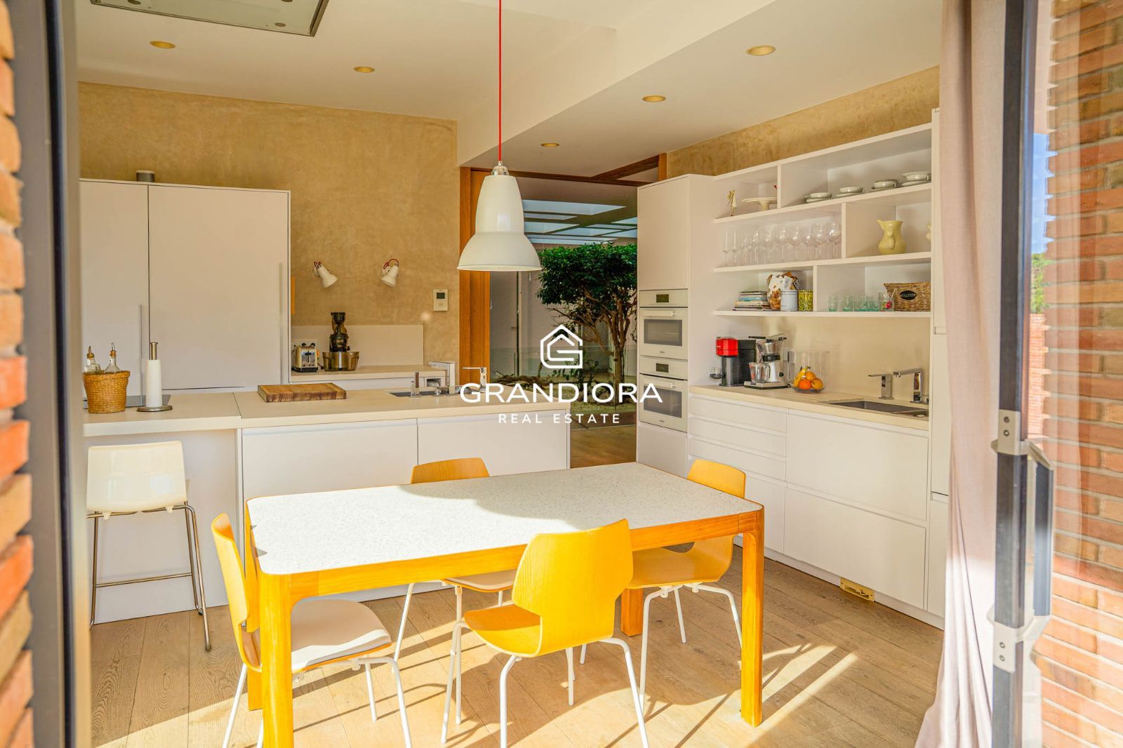 Descubre este espectacular chalet de 775 m², ubicado en el encantador pueblo de Alella, una de las zonas más deseadas de la costa catalana. - Imagen 58