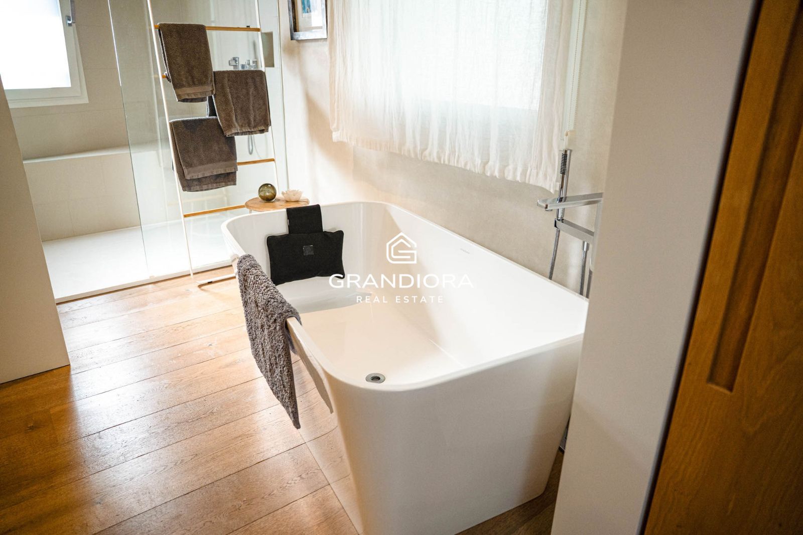 Descubre este espectacular chalet de 775 m², ubicado en el encantador pueblo de Alella, una de las zonas más deseadas de la costa catalana. - Imagen 74