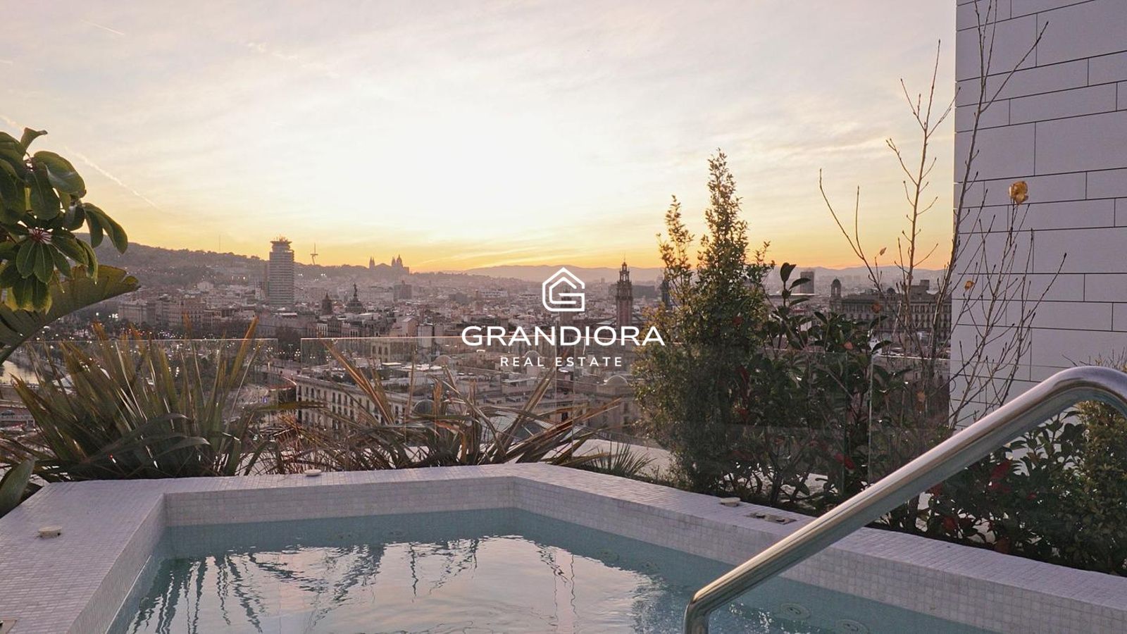 Atico en Ciutat Vella con una terraza magnifica - Imagen 1