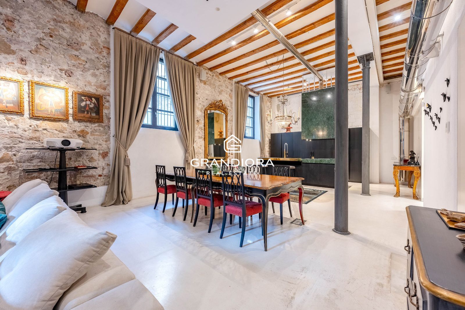 Exclusiva vivienda con historia en pleno Barrio Gótico de Barcelona - Imagen 3