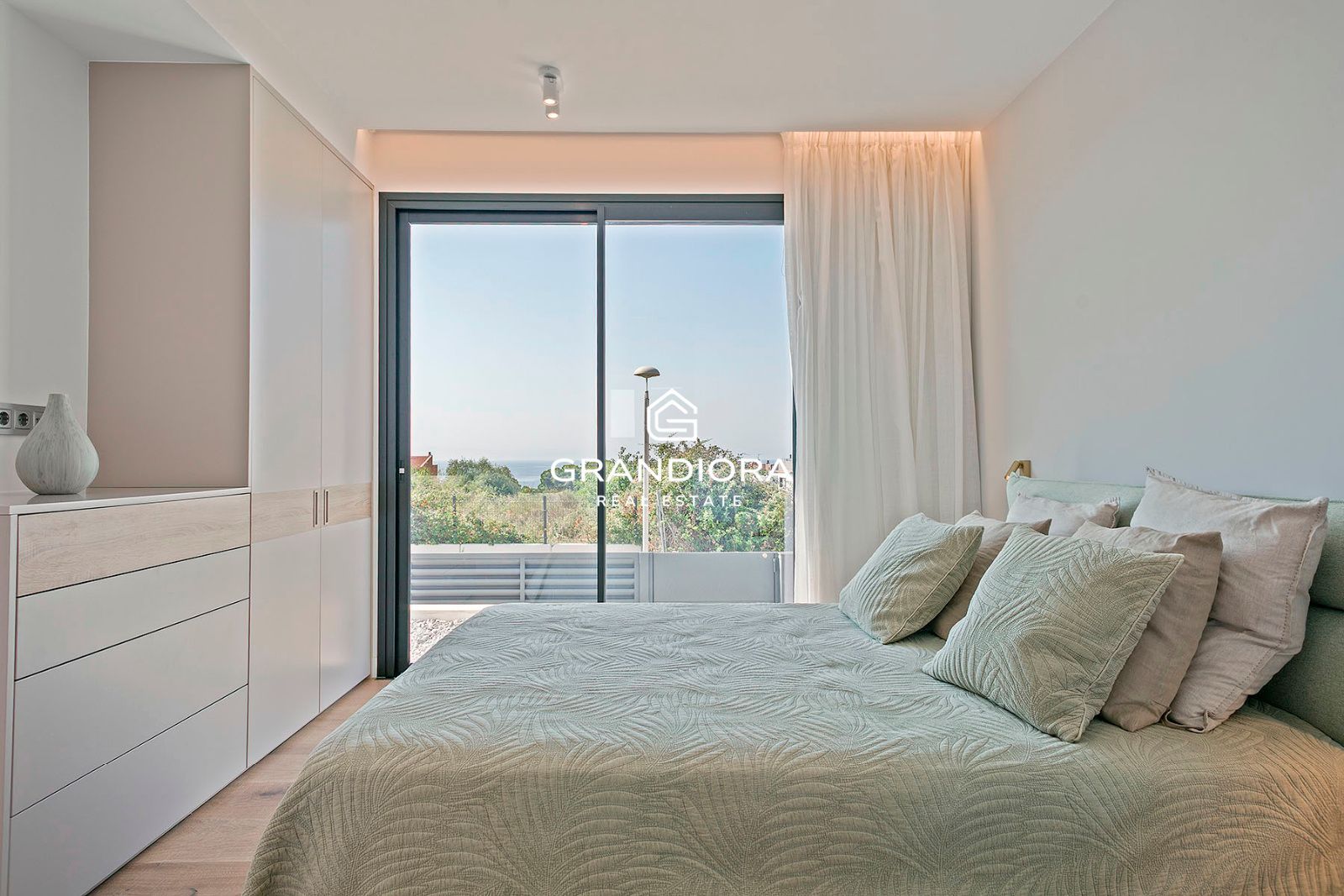 Lujoso chalet con vistas al mar en Montgat, a solo 15 minutos de Barcelona - Imagen 15
