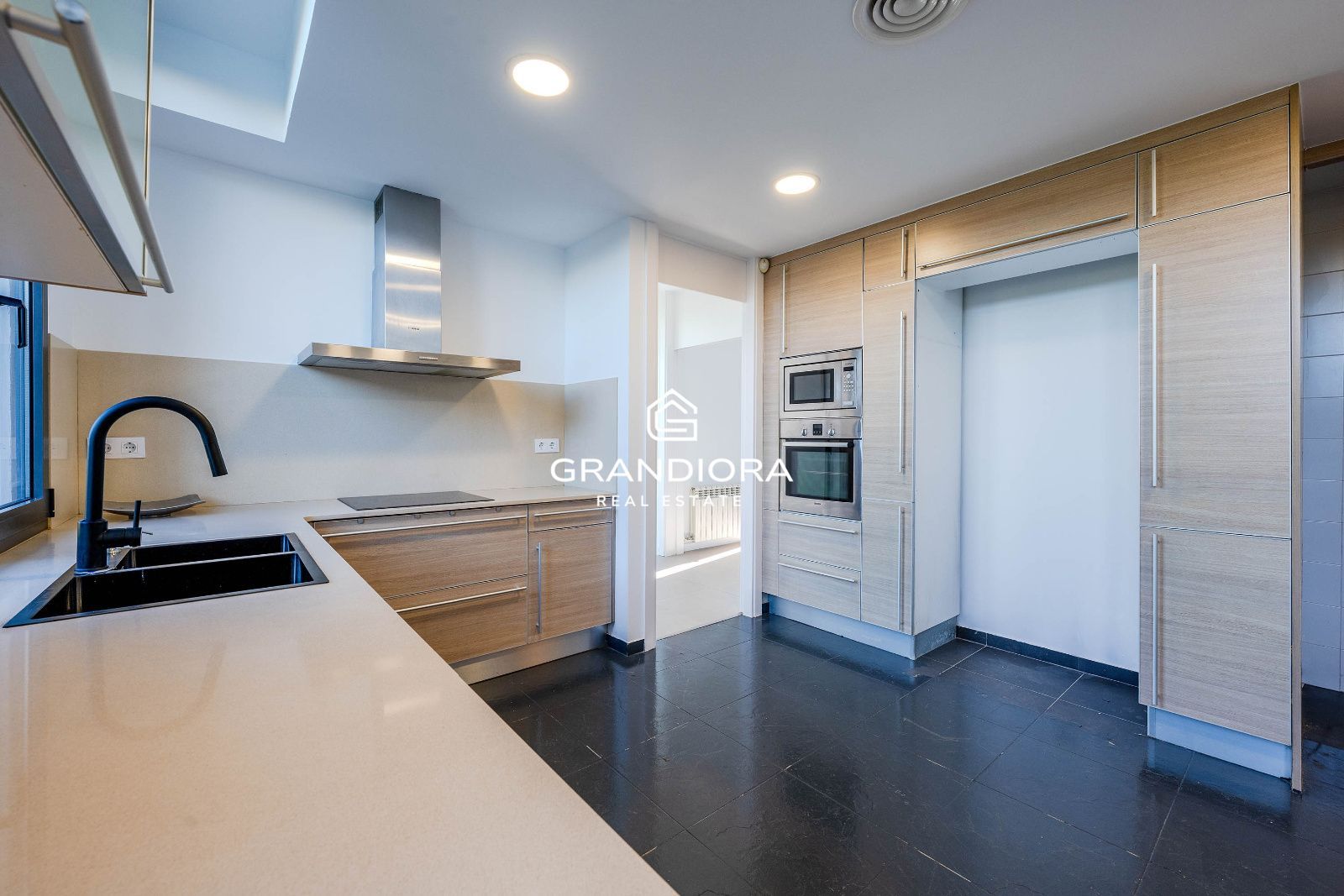Vivienda de lujo con jardín y piscina, junto al Golf y con vistas al Mediterráneo - Imagen 17