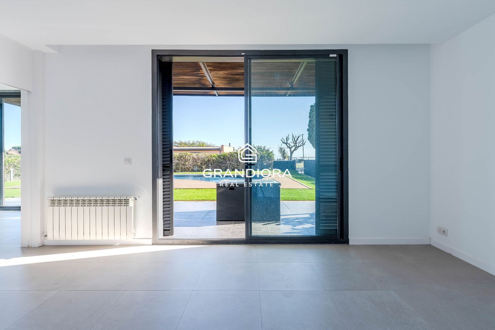 Vivienda de lujo con jardín y piscina, junto al Golf y con vistas al Mediterráneo - Imagen 13