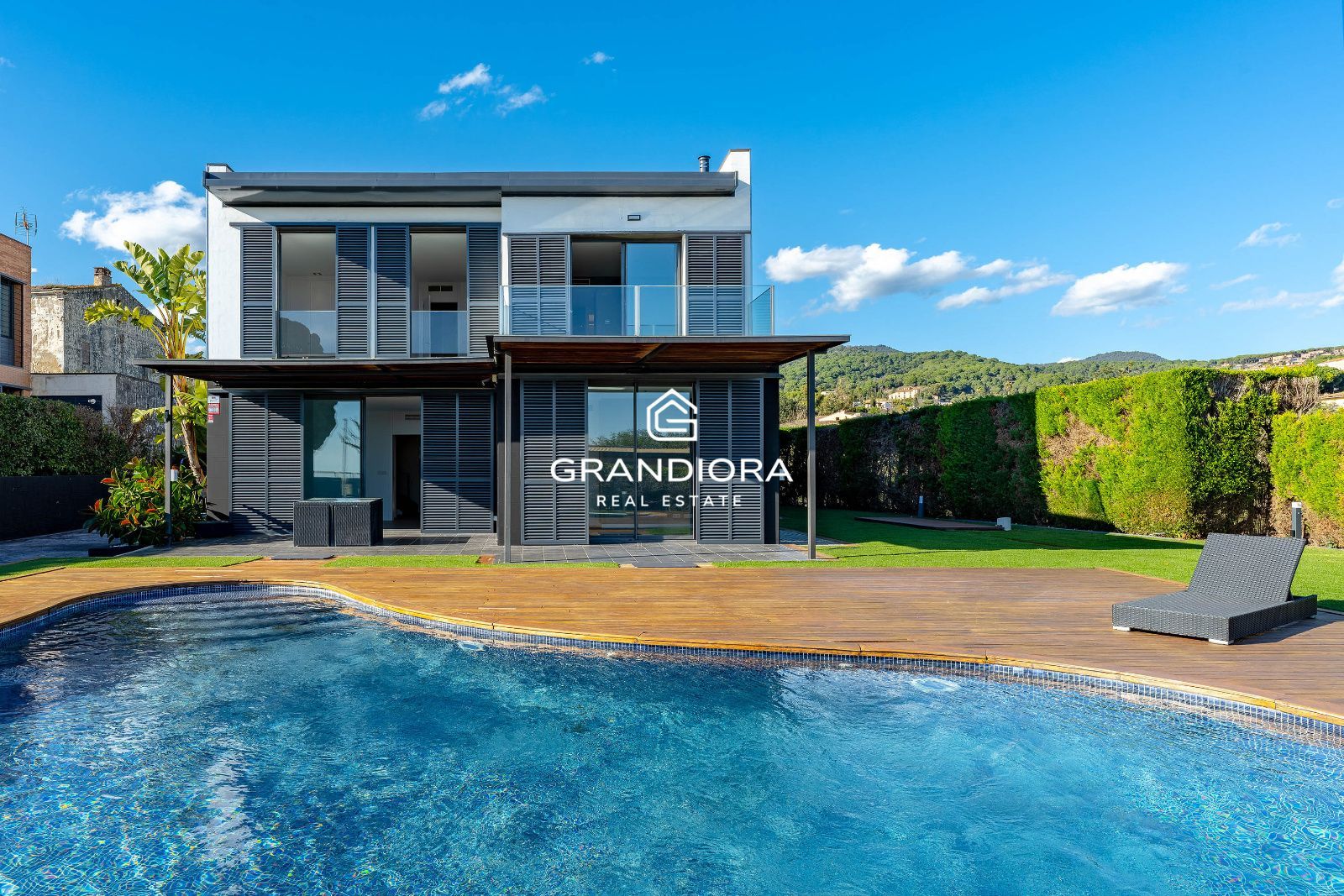 Vivienda de lujo con jardín y piscina, junto al Golf y con vistas al Mediterráneo - Imagen 1