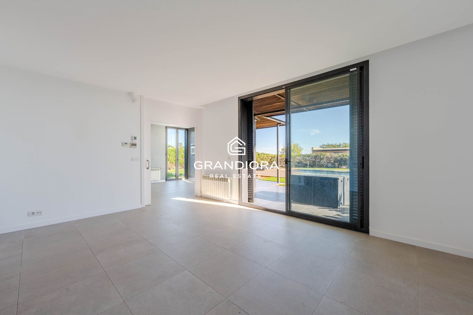 Vivienda de lujo con jardín y piscina, junto al Golf y con vistas al Mediterráneo - Imagen 14