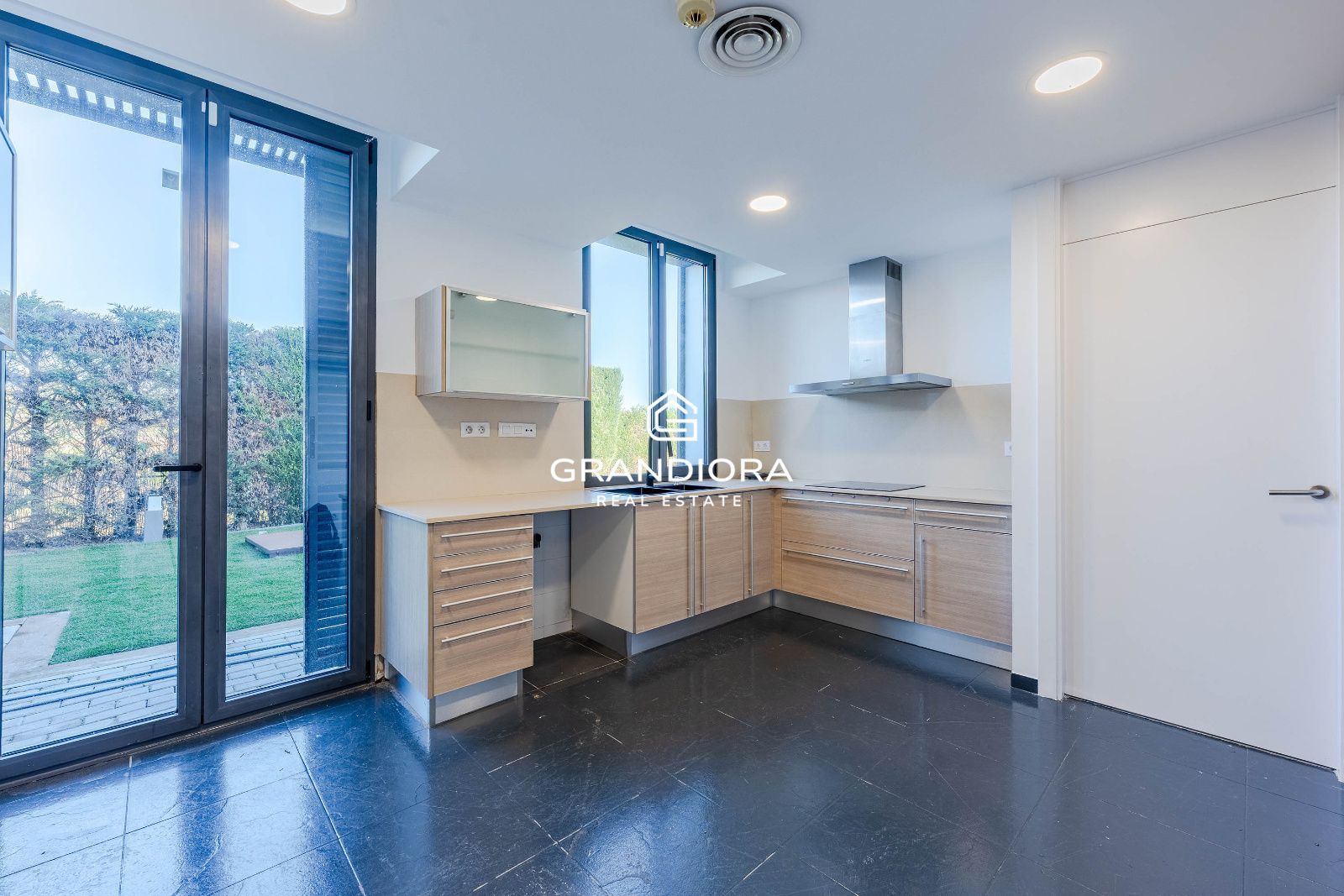 Vivienda de lujo con jardín y piscina, junto al Golf y con vistas al Mediterráneo - Imagen 16