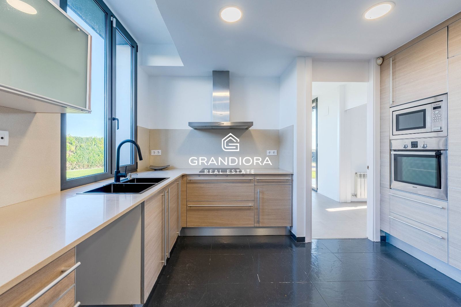 Vivienda de lujo con jardín y piscina, junto al Golf y con vistas al Mediterráneo - Imagen 19