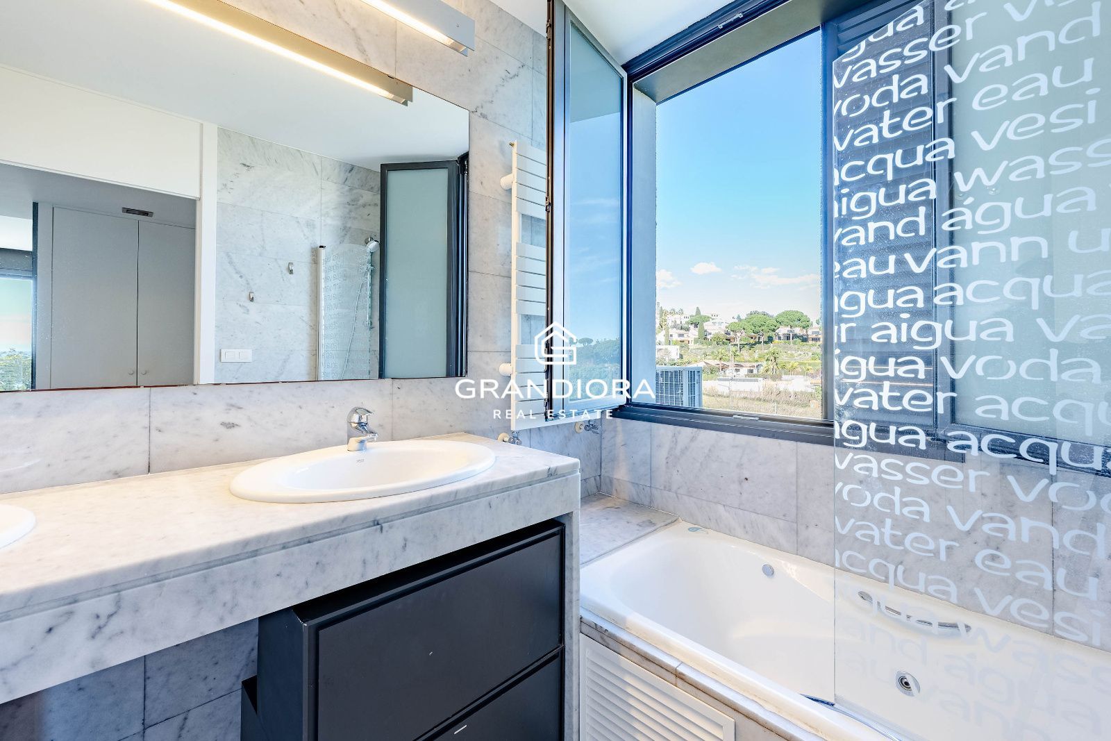 Vivienda de lujo con jardín y piscina, junto al Golf y con vistas al Mediterráneo - Imagen 35