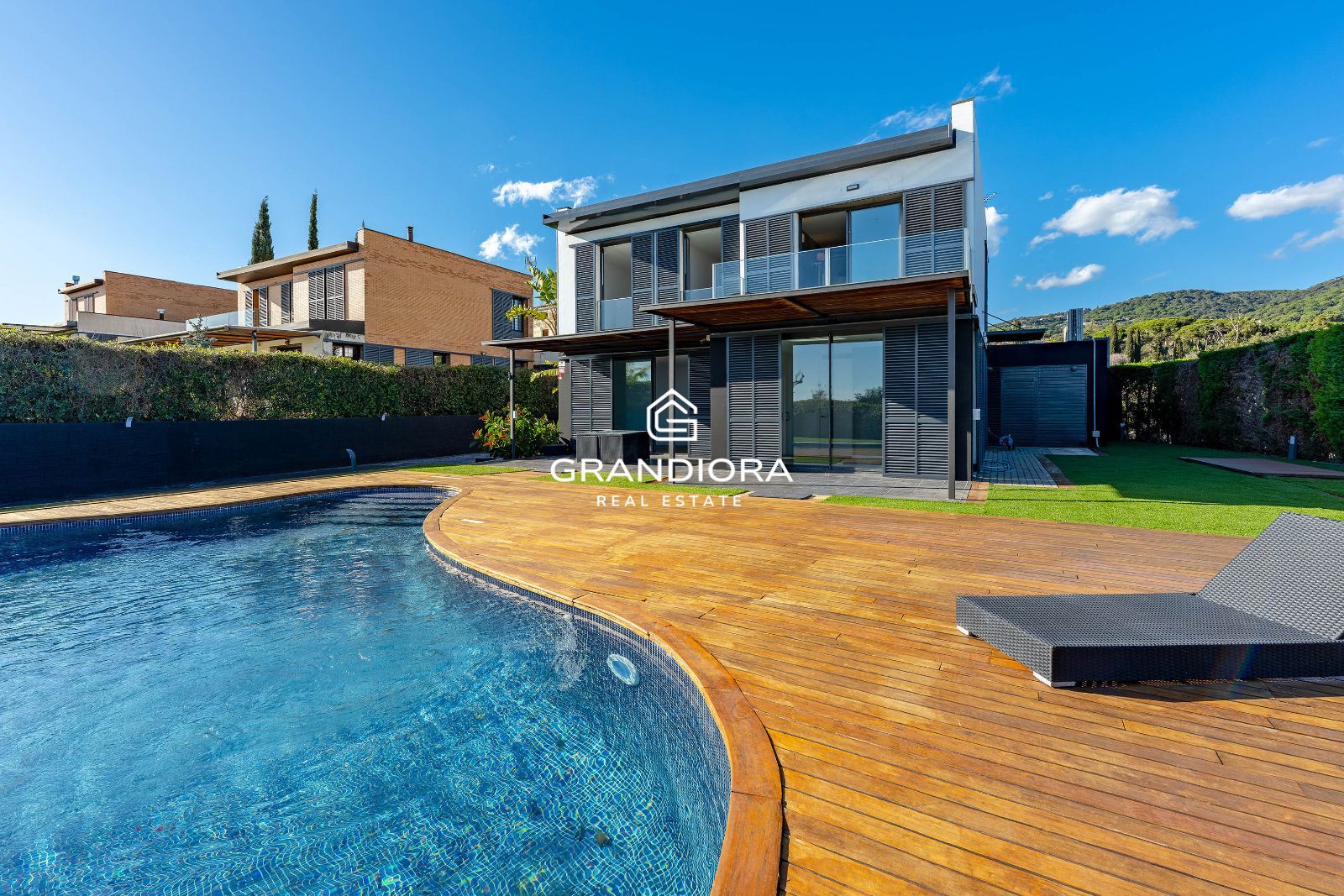 Vivienda de lujo con jardín y piscina, junto al Golf y con vistas al Mediterráneo - Imagen 2