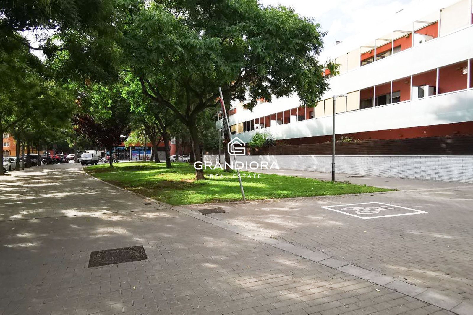Planta baja luminosa con amplias terrazas y piscina comunitaria - Imagen 37