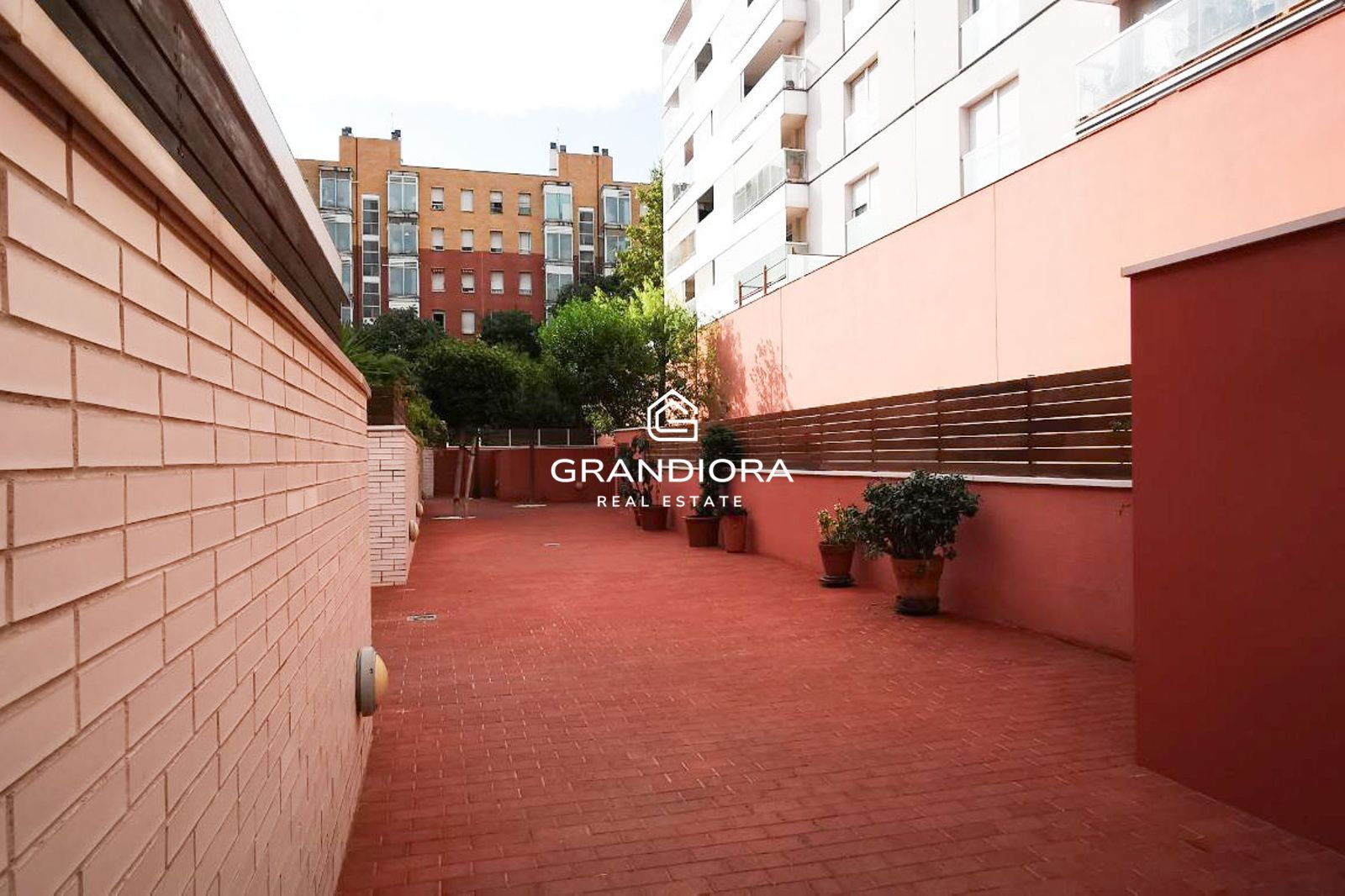 Planta baja luminosa con amplias terrazas y piscina comunitaria - Imagen 30