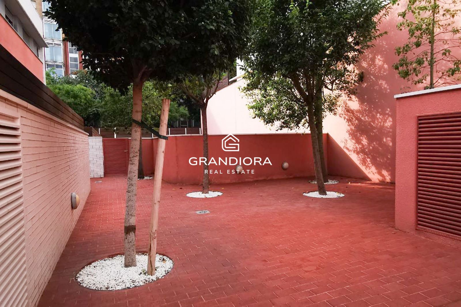 Planta baja luminosa con amplias terrazas y piscina comunitaria - Imagen 38