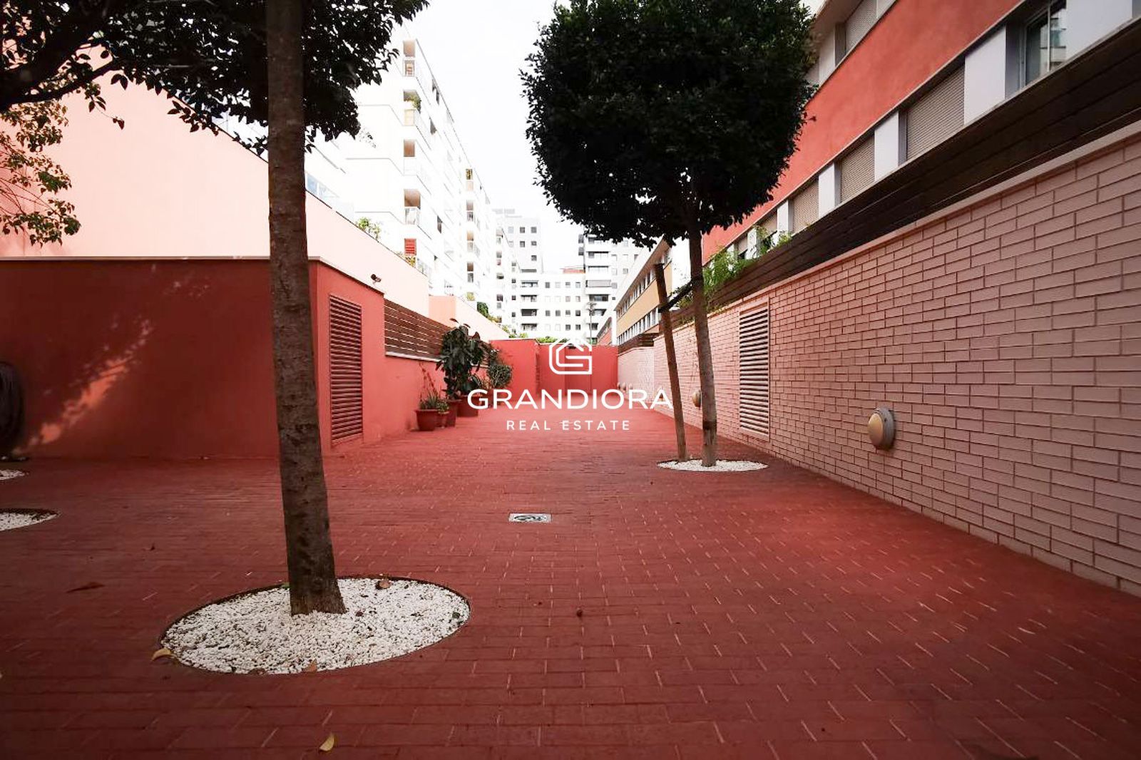 Planta baja luminosa con amplias terrazas y piscina comunitaria - Imagen 39