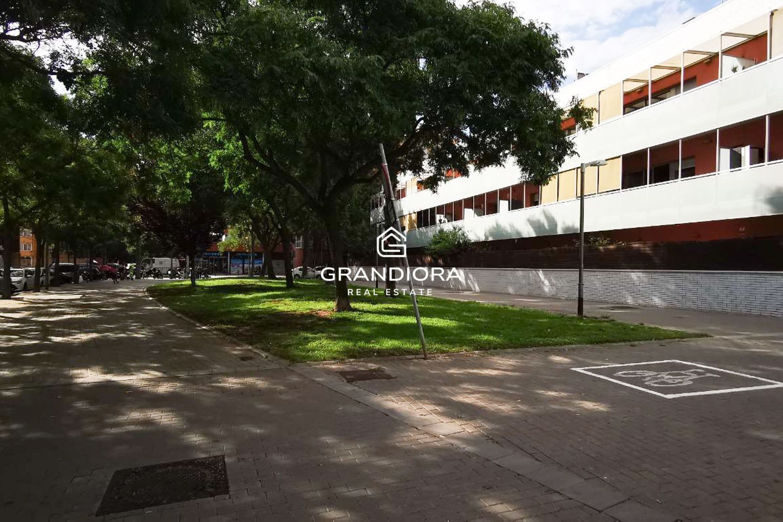 Planta baja luminosa con amplias terrazas y piscina comunitaria - Imagen 36