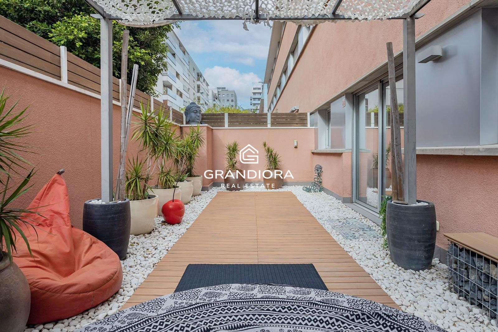 Planta baja luminosa con amplias terrazas y piscina comunitaria - Imagen 23
