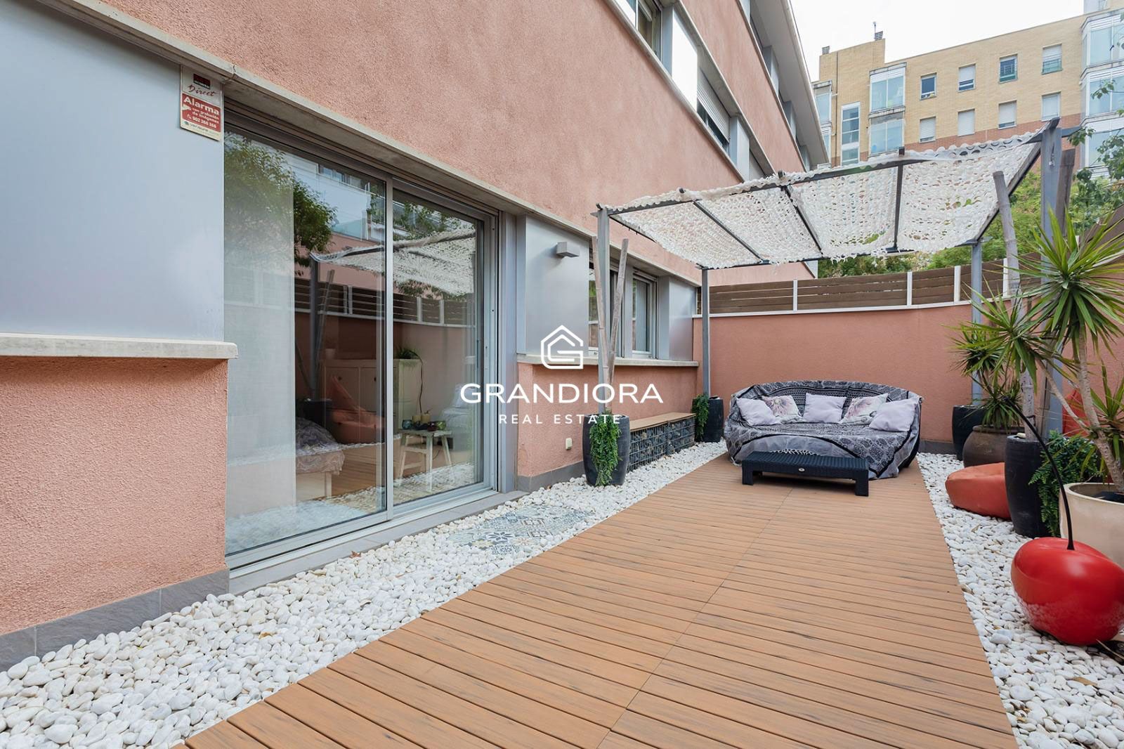 Planta baja luminosa con amplias terrazas y piscina comunitaria - Imagen 24