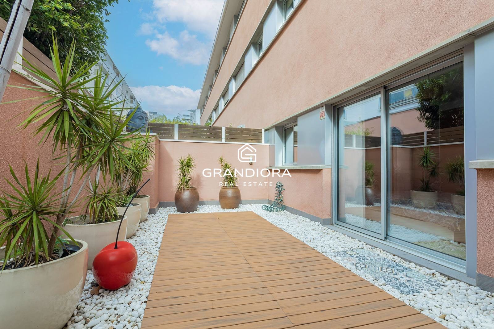 Planta baja luminosa con amplias terrazas y piscina comunitaria - Imagen 25