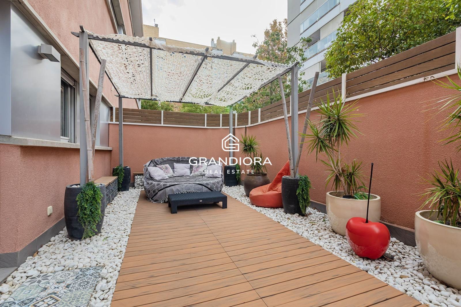 Planta baja luminosa con amplias terrazas y piscina comunitaria - Imagen 27