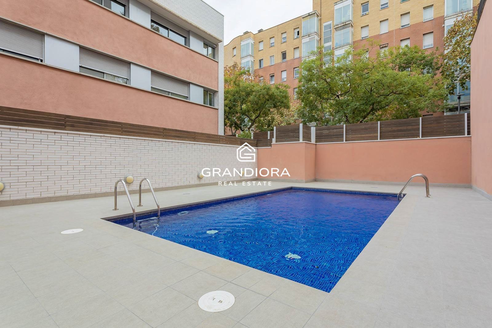 Planta baja luminosa con amplias terrazas y piscina comunitaria - Imagen 34
