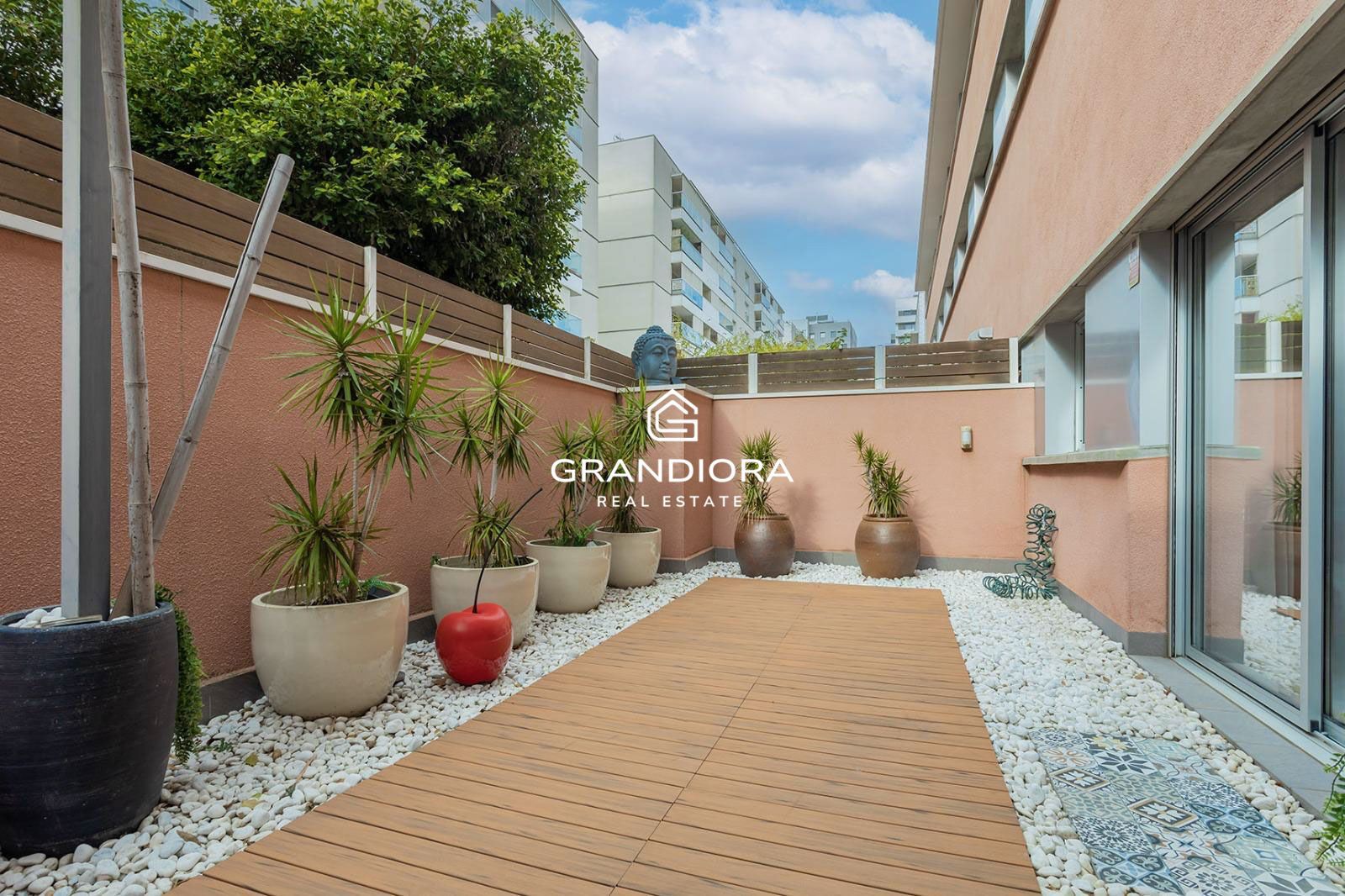 Planta baja luminosa con amplias terrazas y piscina comunitaria - Imagen 33