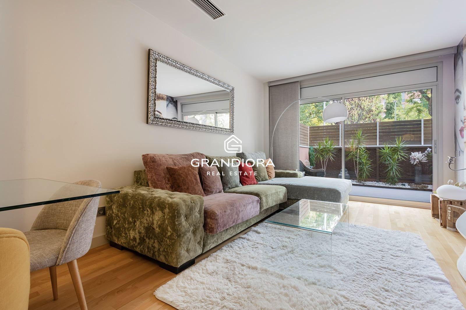 Planta baja luminosa con amplias terrazas y piscina comunitaria
