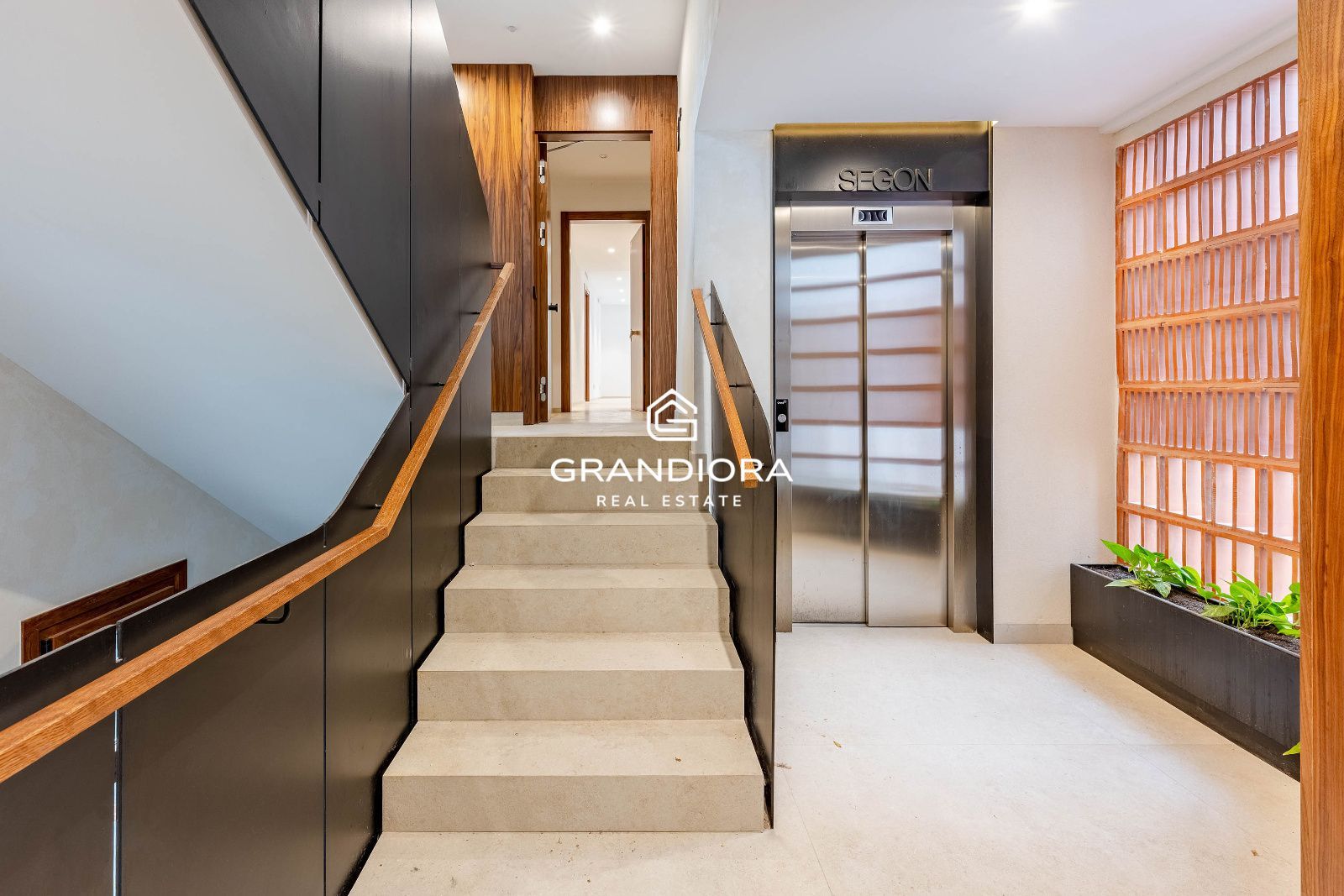 Ático exclusivo con gran terraza y entrega inmediata en Sant Cugat - Imagen 1