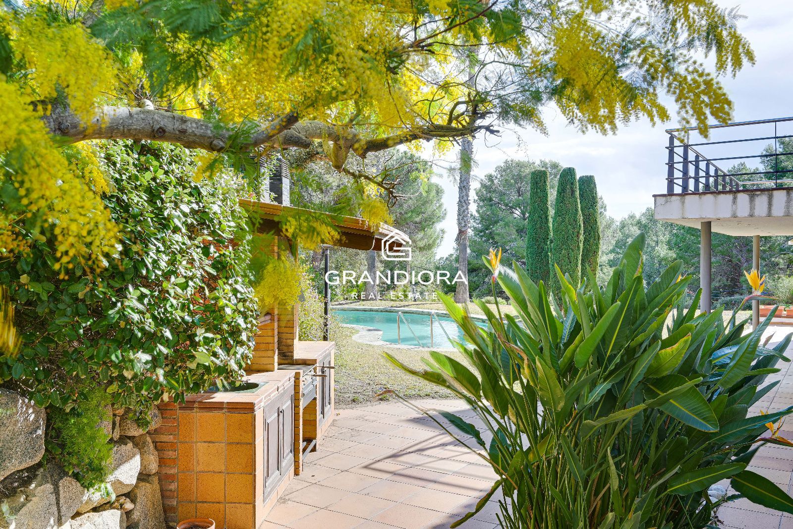 Preciosa villa en Premia de Dalt con vistas al mar - Imagen 2